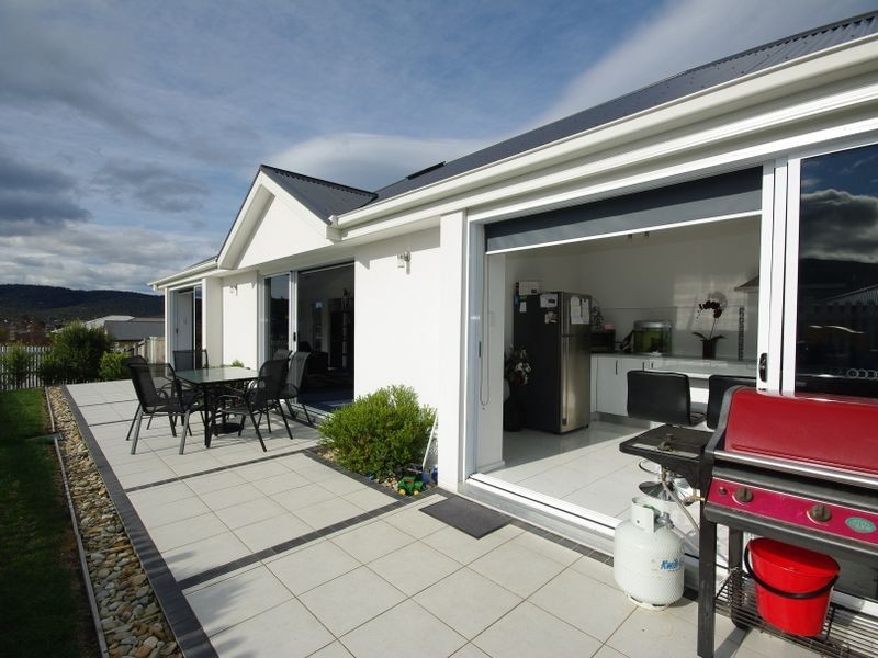 2/25 Queens Parade, Kingston TAS 7050