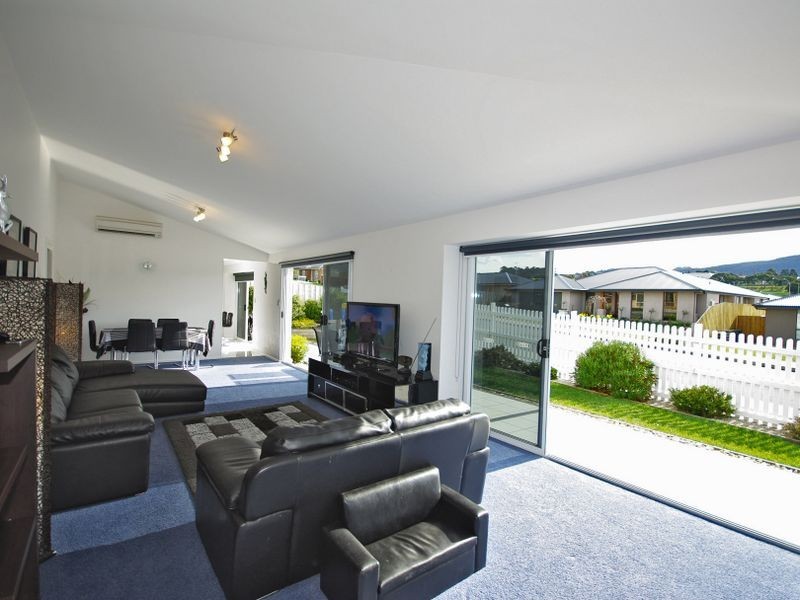 2/25 Queens Parade, Kingston TAS 7050