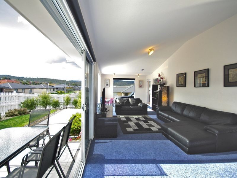 2/25 Queens Parade, Kingston TAS 7050