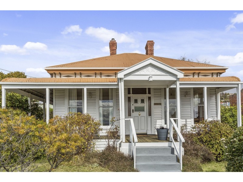 122 Augusta Road, Lenah Valley TAS 7008