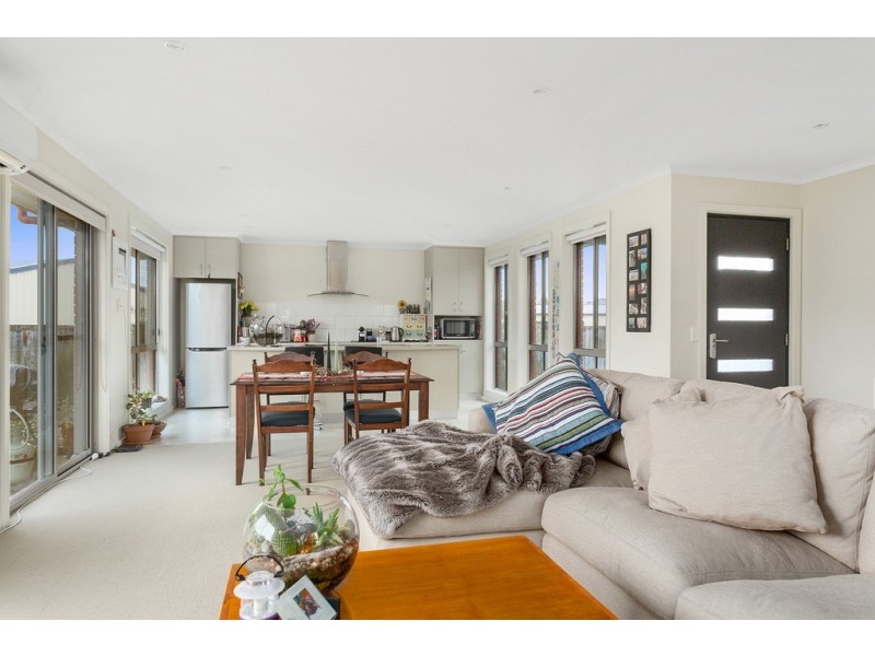 2/15 Bonsai Place, Margate TAS 7054