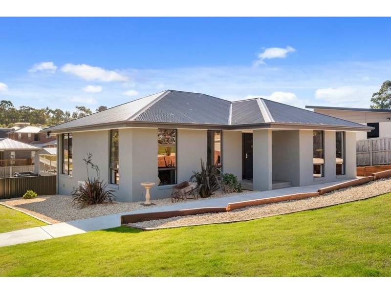 16 Lomandra Drive, Blackmans Bay TAS 7052