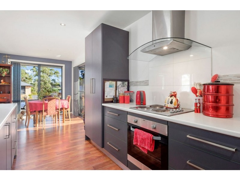 16 Lomandra Drive, Blackmans Bay TAS 7052
