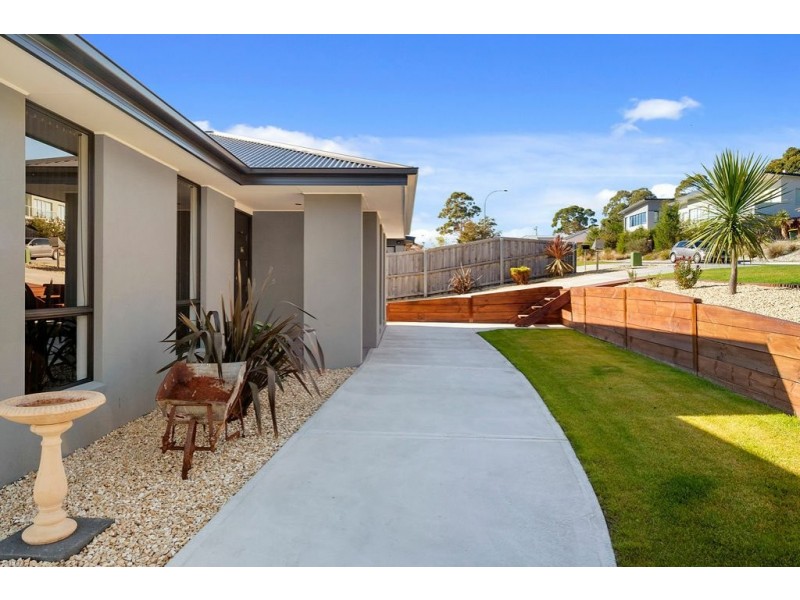 16 Lomandra Drive, Blackmans Bay TAS 7052