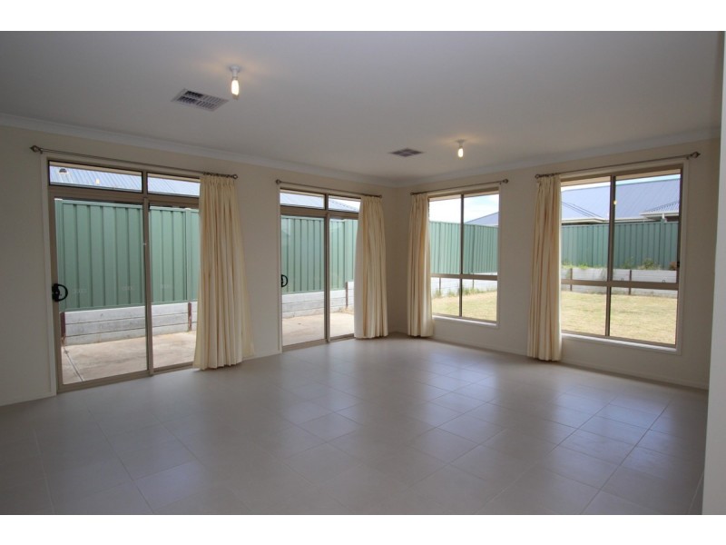 25 Sapphire Way, Aldinga Beach SA 5173