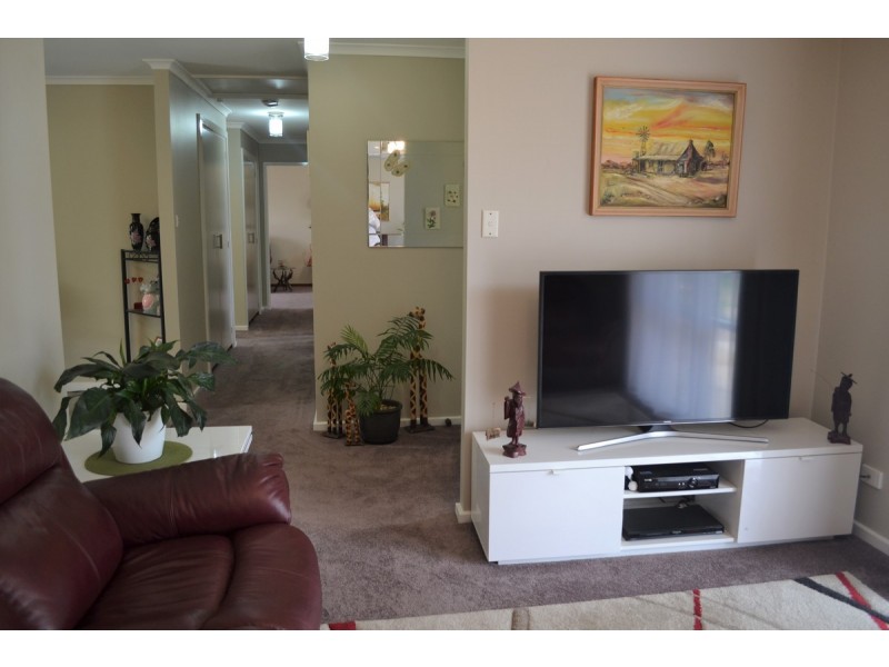 12 Lindsay Drive, Morphett Vale SA 5162