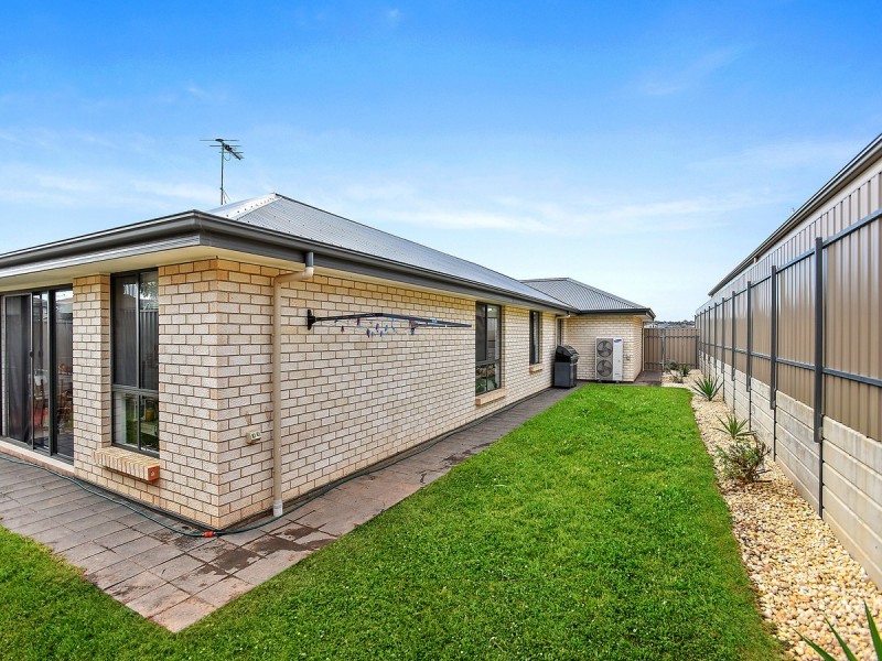 33 Manly Court, Seaford Rise SA 5169