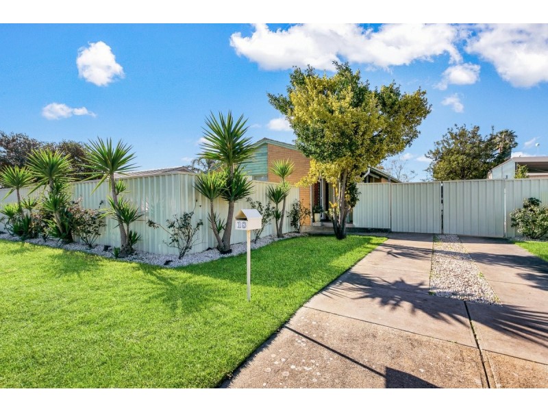 18 Figtree Crescent, Huntfield Heights SA 5163