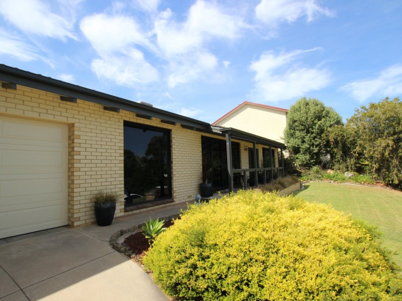 10 Madeline Crescent, Hallett Cove SA 5158