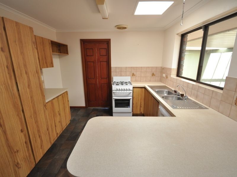 28 Trelawney Crs, Huntfield Heights SA 5163