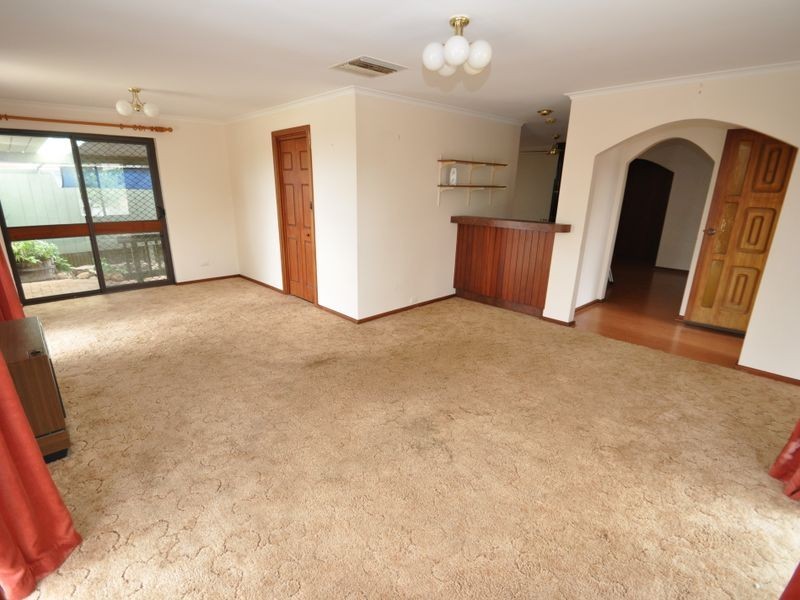 28 Trelawney Crs, Huntfield Heights SA 5163