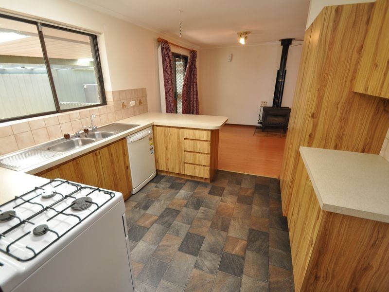 28 Trelawney Crs, Huntfield Heights SA 5163