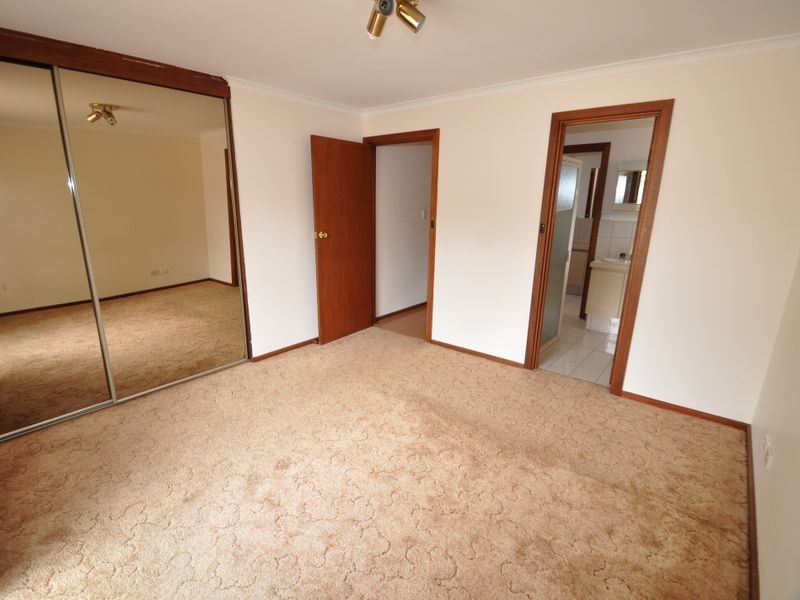 28 Trelawney Crs, Huntfield Heights SA 5163