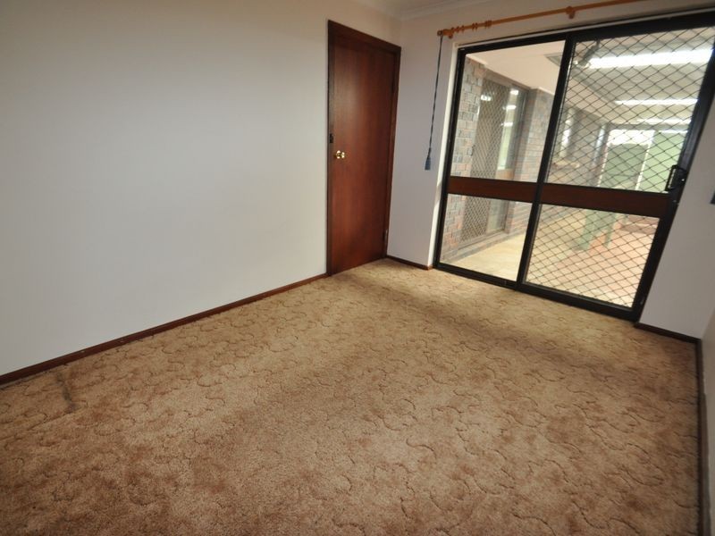 28 Trelawney Crs, Huntfield Heights SA 5163