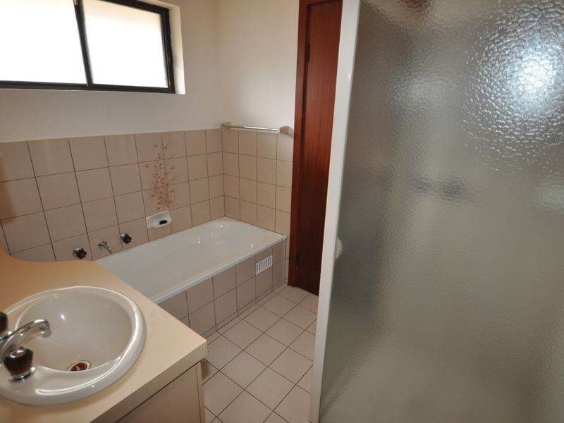 28 Trelawney Crs, Huntfield Heights SA 5163