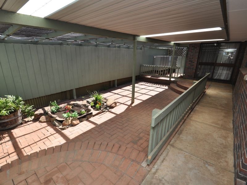 28 Trelawney Crs, Huntfield Heights SA 5163