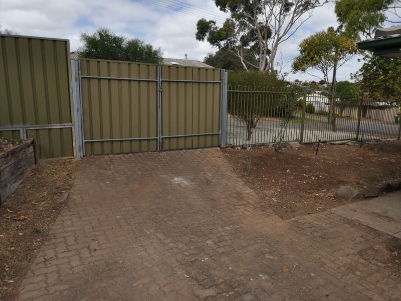 28 Trelawney Crs, Huntfield Heights SA 5163