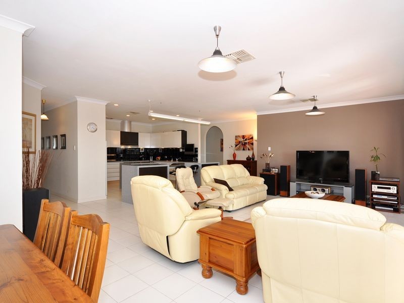 18 Shetland Street, Woodcroft SA 5162