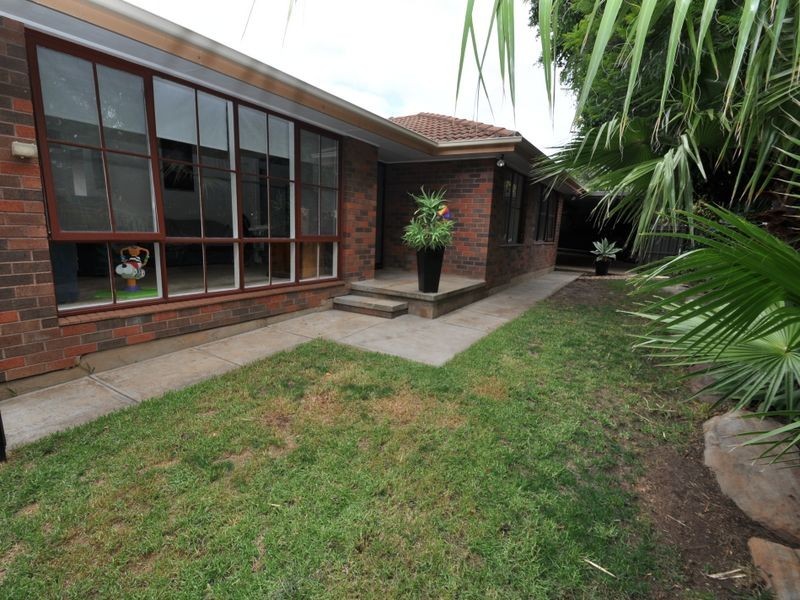 2 Burns Crt, Morphett Vale SA 5162