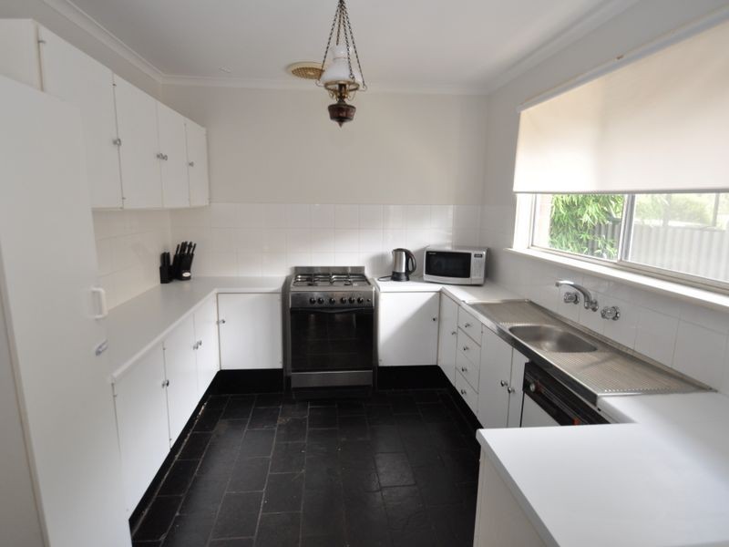 2 Burns Crt, Morphett Vale SA 5162