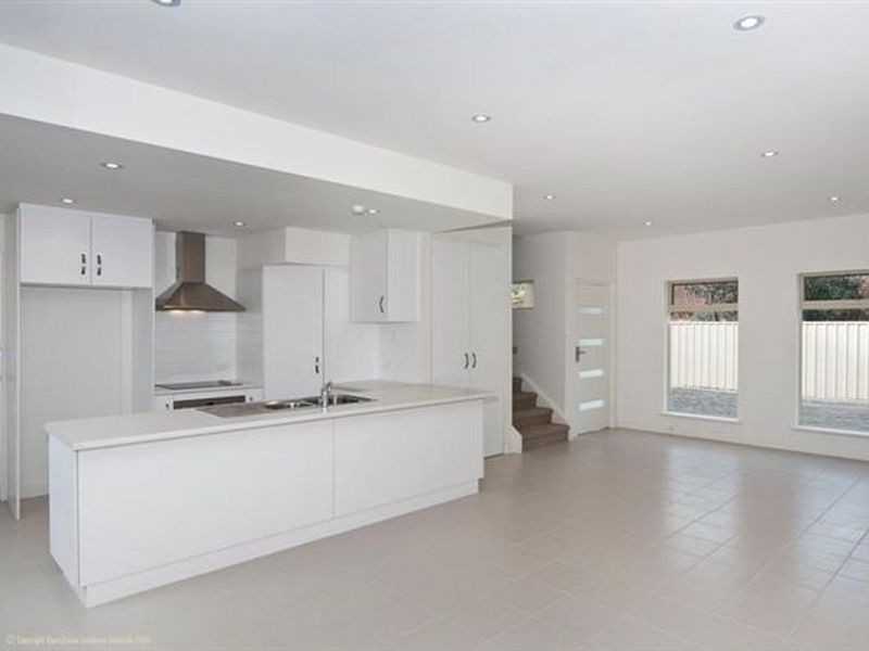 2/2 Whinnerah Avenue, Aldinga Beach SA 5173
