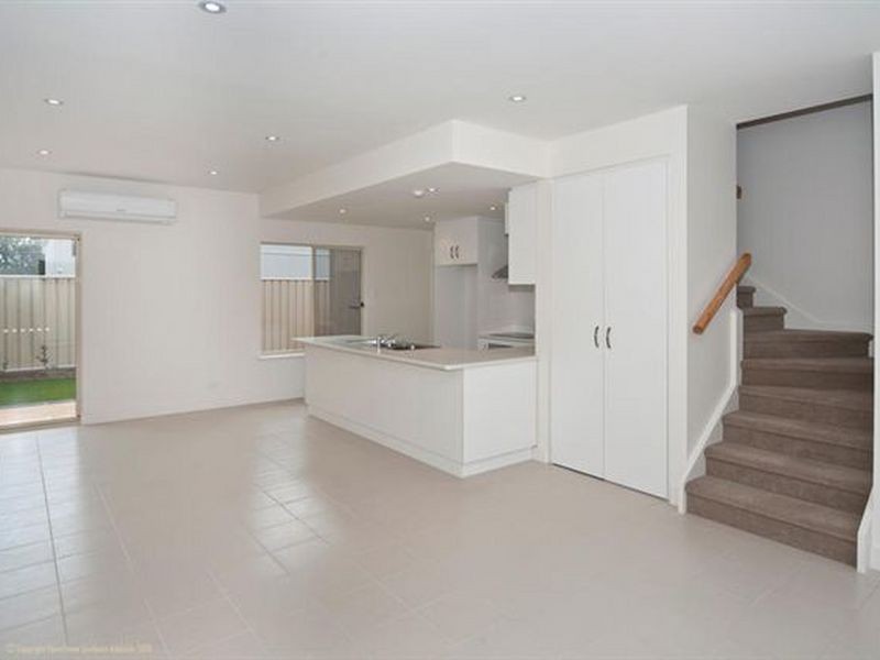 2/2 Whinnerah Avenue, Aldinga Beach SA 5173