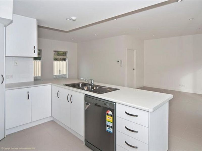 2/2 Whinnerah Avenue, Aldinga Beach SA 5173