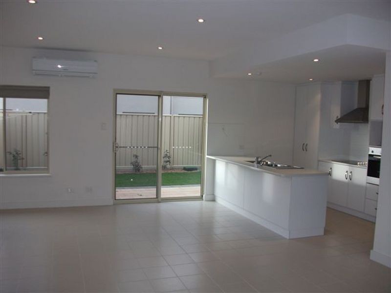 4/2 Whinnerah Avenue, Aldinga Beach SA 5173