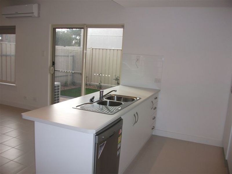 4/2 Whinnerah Avenue, Aldinga Beach SA 5173