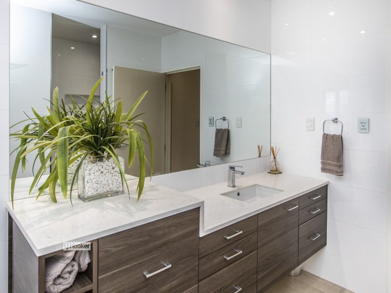 9 Range Crescent, Desert Springs NT 0870