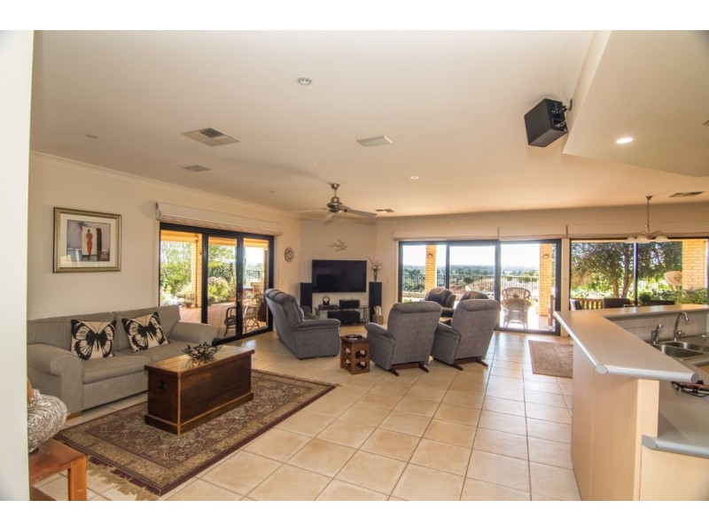 8 Stasinowsky Court, Loxton SA 5333