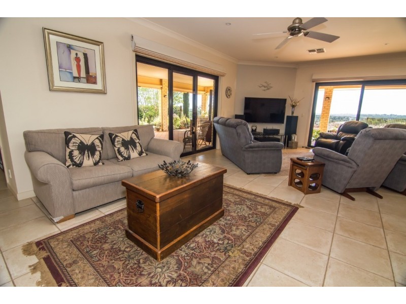 8 Stasinowsky Court, Loxton SA 5333