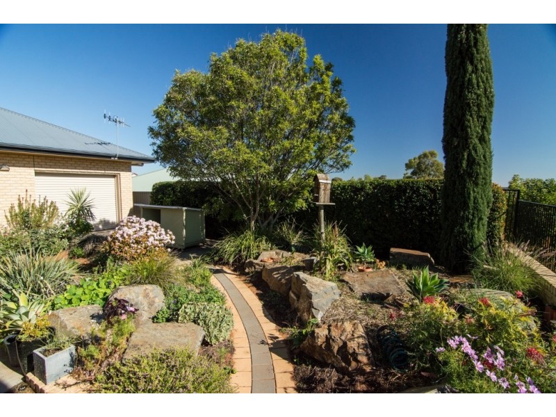 8 Stasinowsky Court, Loxton SA 5333