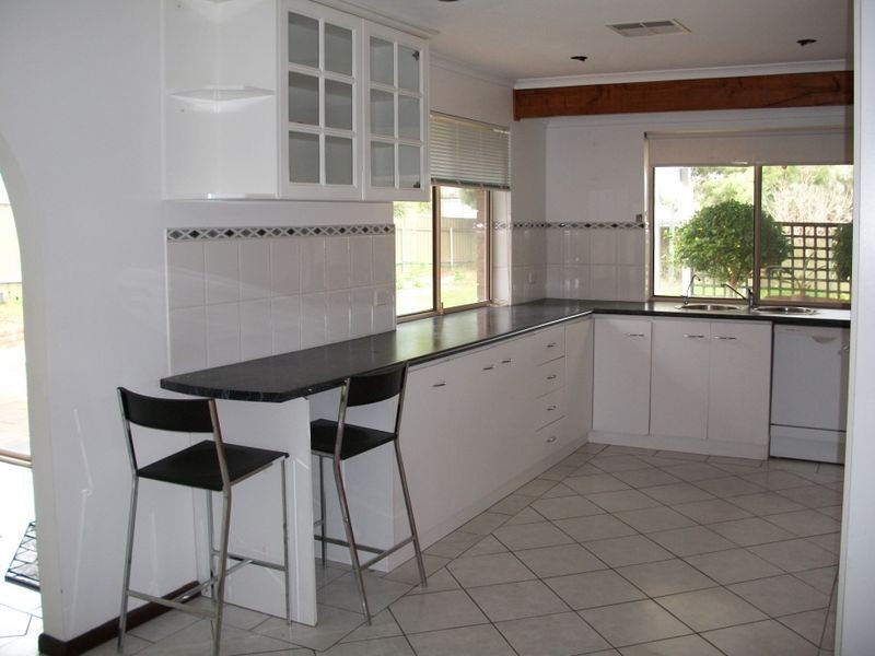 18 Coringle Crescent, Hallett Cove SA 5158