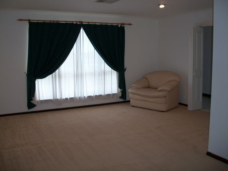 18 Coringle Crescent, Hallett Cove SA 5158