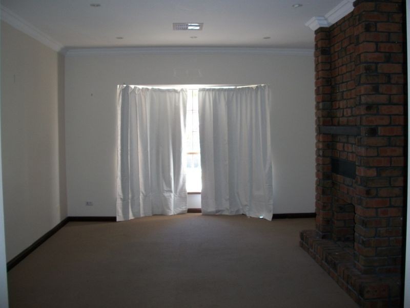 11 Sandhurst Ave, Noarlunga Downs SA 5168
