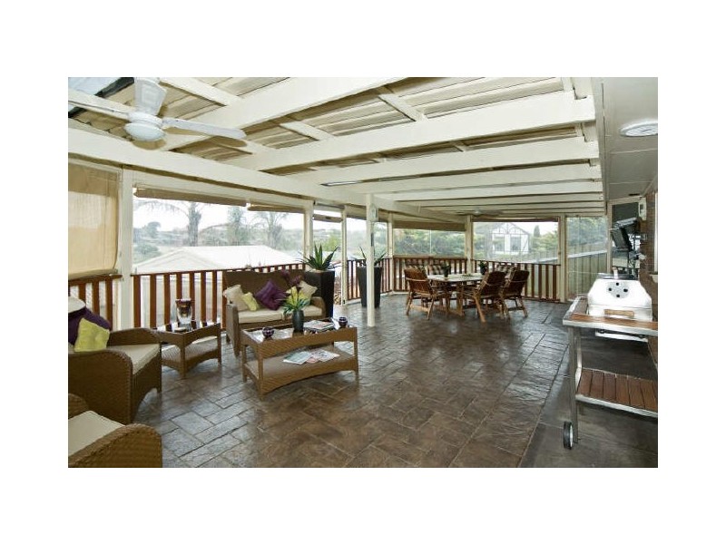 18 Brett Crescent, Hallett Cove SA 5158