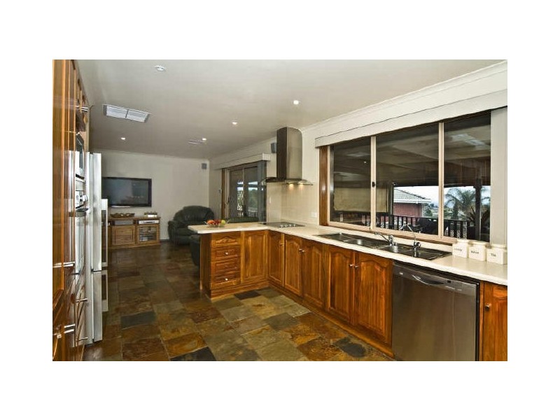 18 Brett Crescent, Hallett Cove SA 5158