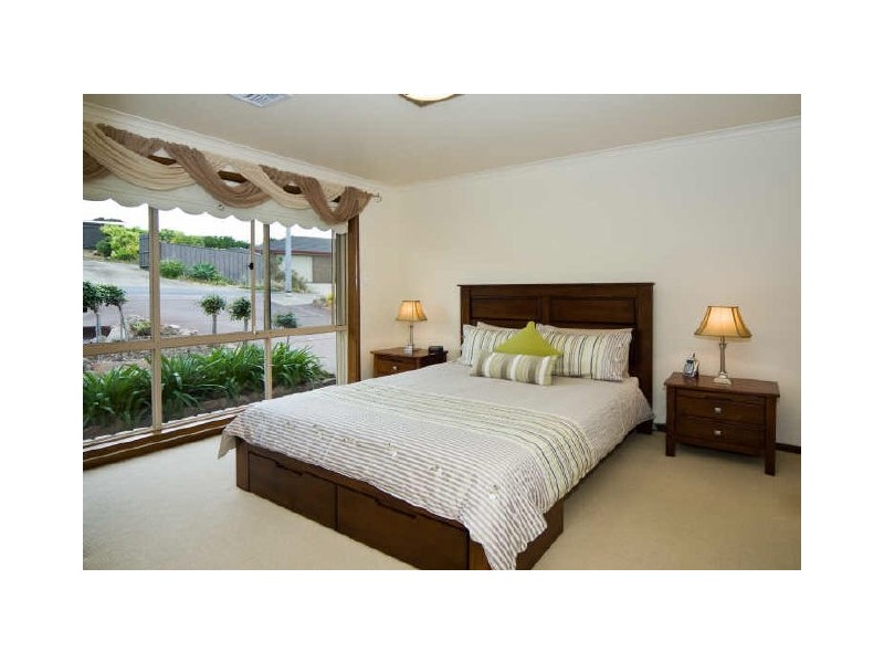 18 Brett Crescent, Hallett Cove SA 5158