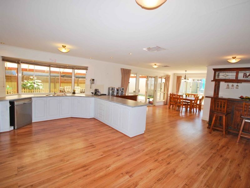 2 Commodore Court, Morphett Vale SA 5162