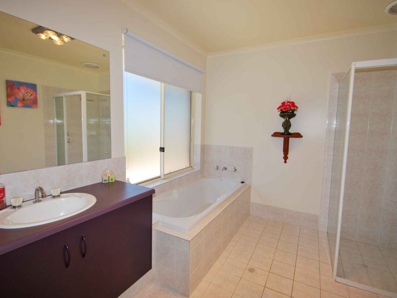 2 Commodore Court, Morphett Vale SA 5162