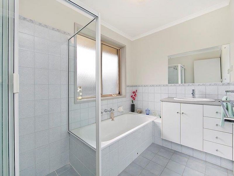 33 Sir James Hardy Way, Woodcroft SA 5162