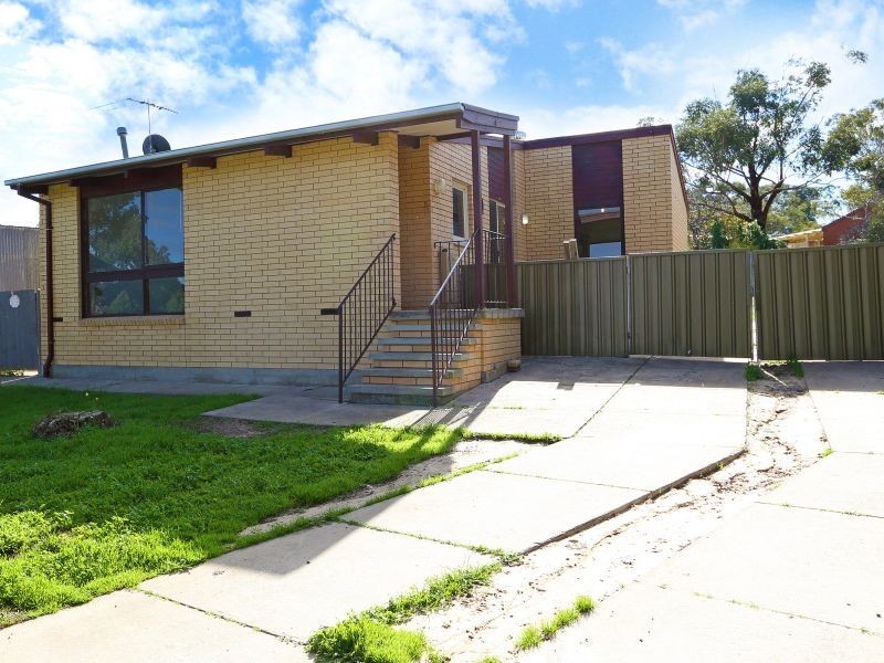 32 Hagen Crescent, Hackham West SA 5163
