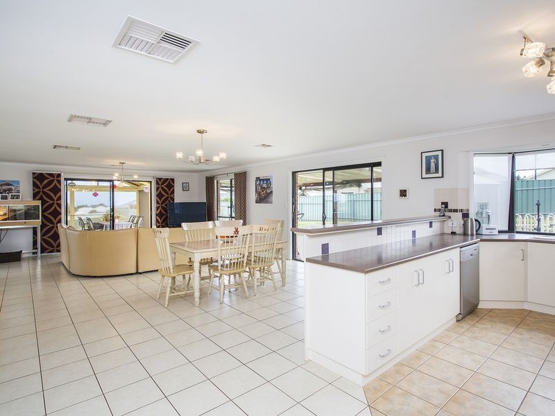 1 Nevarc Mews, Hallett Cove SA 5158