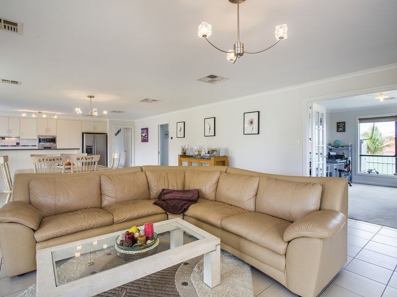 1 Nevarc Mews, Hallett Cove SA 5158