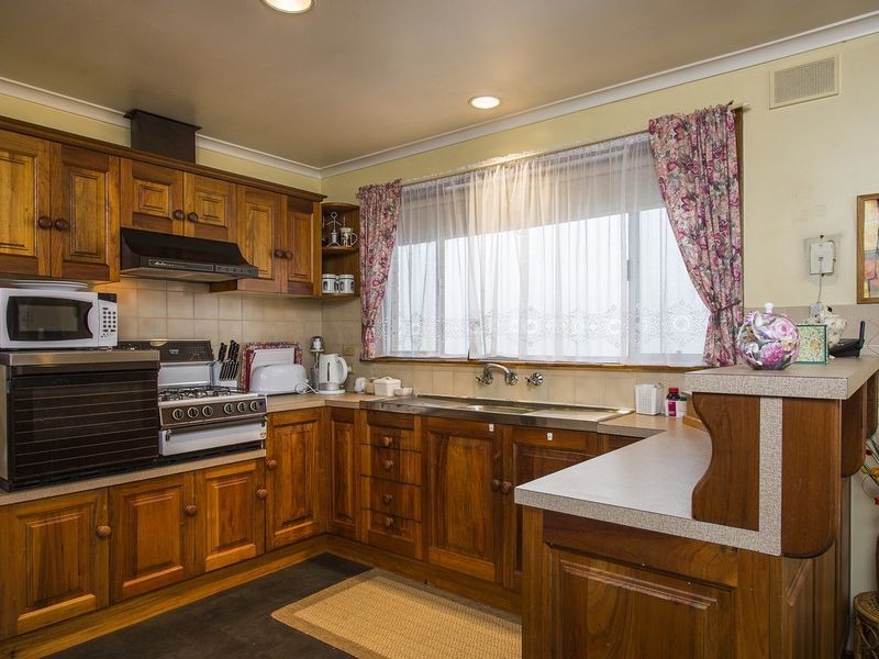 2 Thistle Street, Hallett Cove SA 5158