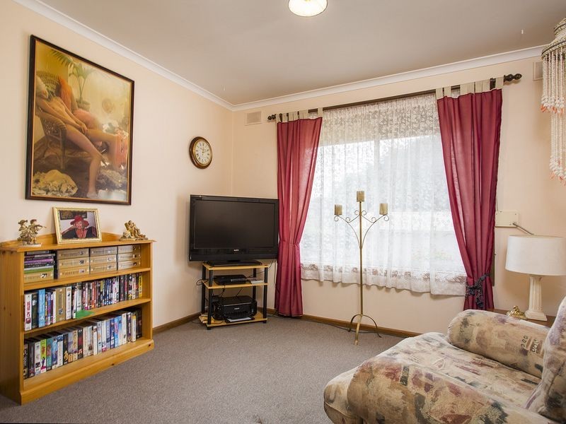 2 Thistle Street, Hallett Cove SA 5158