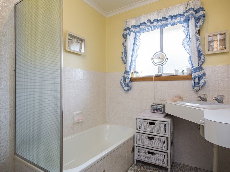 2 Thistle Street, Hallett Cove SA 5158