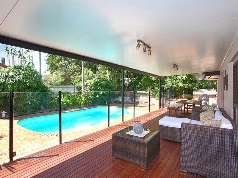 16 Naretha Street, Carindale QLD 4152