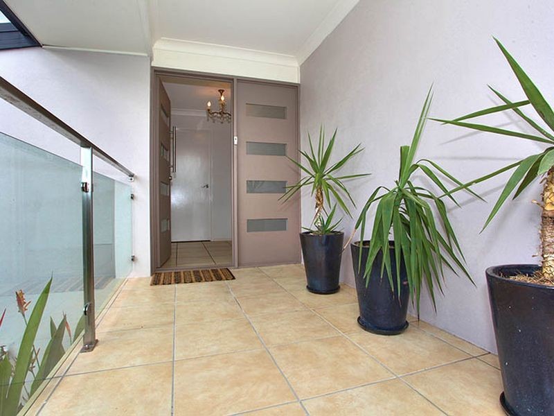 16 Naretha Street, Carindale QLD 4152